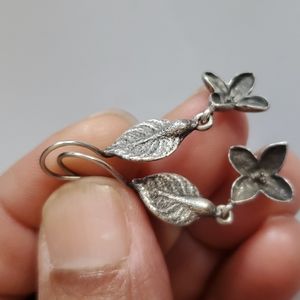 Flowers and leaf Sterling silver earrings.